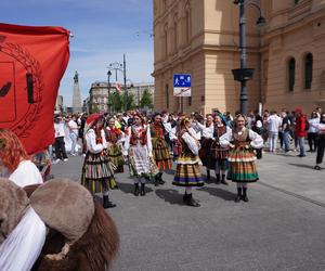 Pochód Juwenaliowy Łódzkich Uczelni. Studenci przejęli Łódź! [ZDJĘCIA]