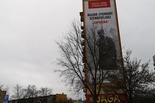 Białystok. Na wieżowcach wiszą billboardy upamiętniające Łupaszkę