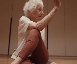 Ma 102 lata i uczy jogi! Jej nazwisko zwraca uwagę Polaków