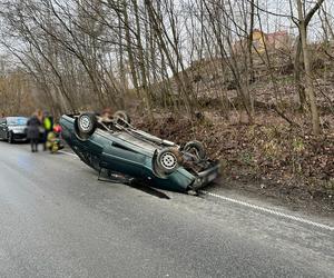 Miłkowa. Polonez caro nie poradził sobie na śliskim zakręcie. Wylądował na dachu