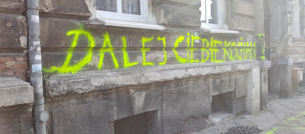 Miłosne graffiti na jednej z kamienic. Mieszkańcy: to zwykły akt wandalizmu! 