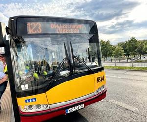 Dantejskie sceny w autobusie. Pasażer roztrzaskał głowę podczas gwałtownego hamowania. Nie żyje