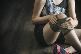 Ćwiczenia na ból kolan: 5 ćwiczeń wzmacniająco-rozciągających
