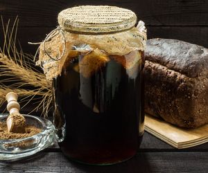 Domowy kwas chlebowy – orzeźwiający klasyk z razowego chleba, który zrobisz bez wysiłku