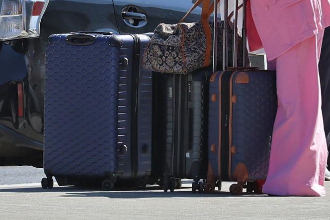 Anna Mucha z rodziną na lotnisku