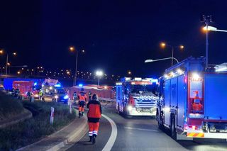 Katastrofa autokaru w Warszawie, jest wielu poszkodowanych. Na oczach ratowników doszło do kolejnej tragedii