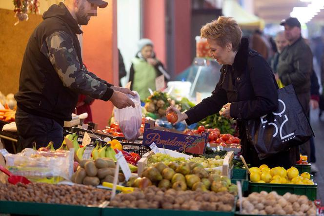 Hanna Zdanowska robi zakupy na bazarku