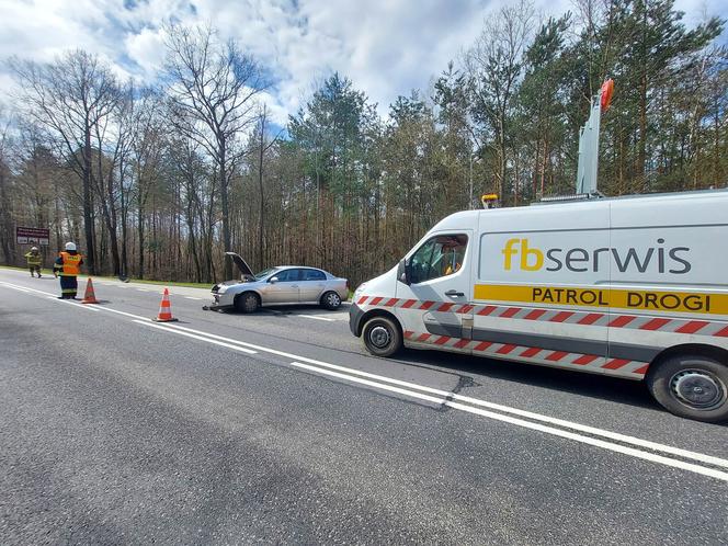 Pod Lubienią dachowało auto osobowe. Jedna osoba poszkodowana