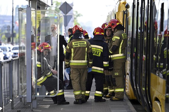 Zderzenie tramwajów w centrum Warszawy. 13 osób rannych, ruch tramwajowy wstrzymany