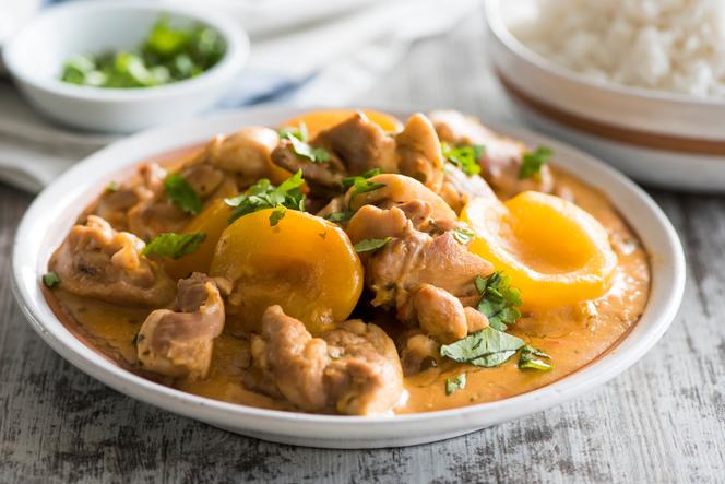 Pierś kurczaka z brzoskwiniami i curry: łatwy przepis na potrawkę drobiową