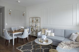 Ściana w salonie: malowanie, tapeta, sztukateria, beton, drewno