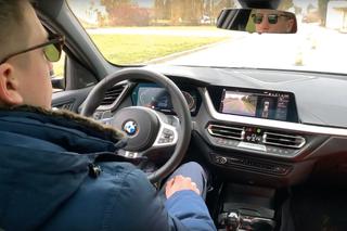 Nowe BMW serii 1 jest tylnonapędowe tylko podczas cofania. Ale przynajmniej robi to autonomicznie - WIDEO