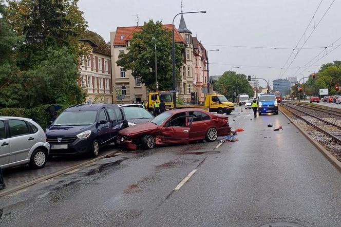 Fatalne skutki wyprzedzania w Bydgoszczy! 31-latek wbił się w zaparkowane auta