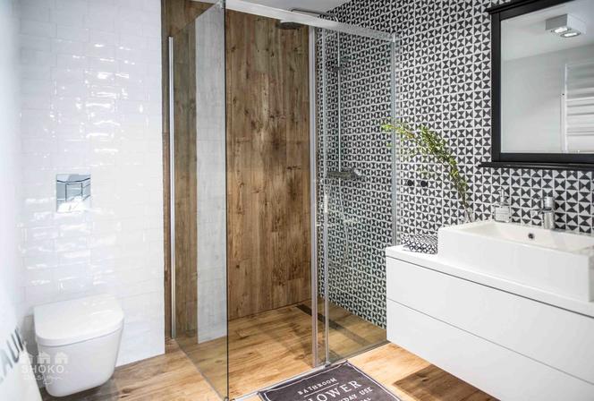 Aranżacja małej łazienki: wnętrze z geometryczną mozaiką w tle