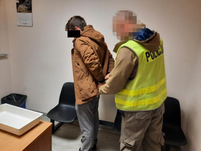 Warszawa. Ukradł kabanosy i schował je w spodniach. Potem uderzył w twarz pracownika stacji benzynowej!