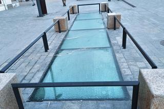 Pęknięta szyba w „oknie czasu” na deptaku w Lublinie