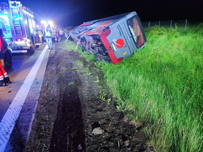 Wypadek autokaru wojskowego na autostradzie A4. Wielka akcja służb ratunkowych [ZDJĘCIA]