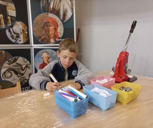 Trwa Noc Muzeów w Lesznie. Od wystawy o praniu i bieliźniarce, przez komiks po żużel