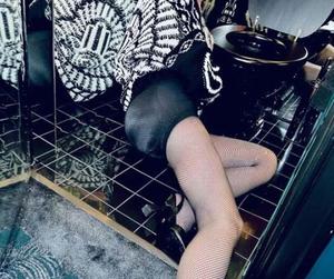  Madonna wije się wokół sedesu! Czy ona upadła w łazience?