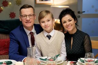 M jak miłość świąteczny odcinek specjalny. Wigilia Mostowiaków. Kinga (Katarzyna Cichopek), Piotrek (Marcin Mroczek), Misiek (Aleksander Bożyk)