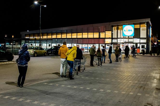 Wielkie kolejki do sklepów przed Wielkanocą