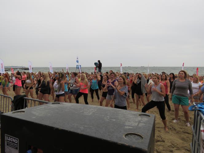 Niedzielny maraton zumby na plaży w Brzeźnie