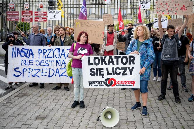 Lokatorzy z Osiedla Przyjaźń protestowali przed ratuszem: "Chcemy umów z miastem, nie wysiedleń!"