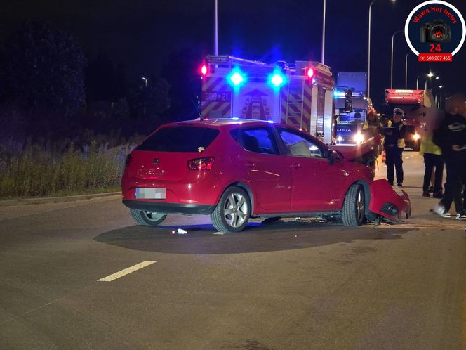 Czołowe zderzenie motocyklisty i osobówki. Ranny mężczyzna w szpitalu