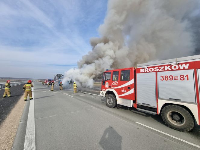 Pożar autokaru na autostradzie A2. Dzieci jechały nim na wycieczkę do Warszawy