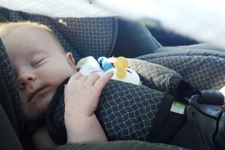 Racławówka koło Rzeszowa: Przypadkowo zatrzasnęła niemowlę w nagrzanym samochodzie. Pomogła policja