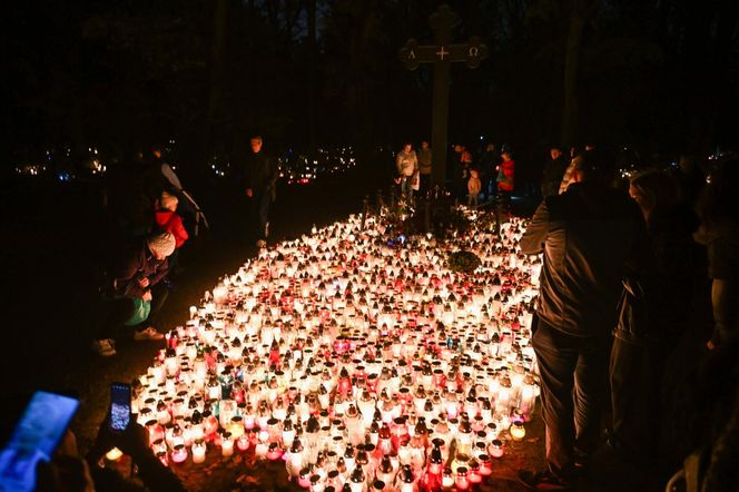   Setki migoczących zniczy. Tak wyglądają polskie cmentarze po zmroku. Zobacz niezwykłe zdjęcia