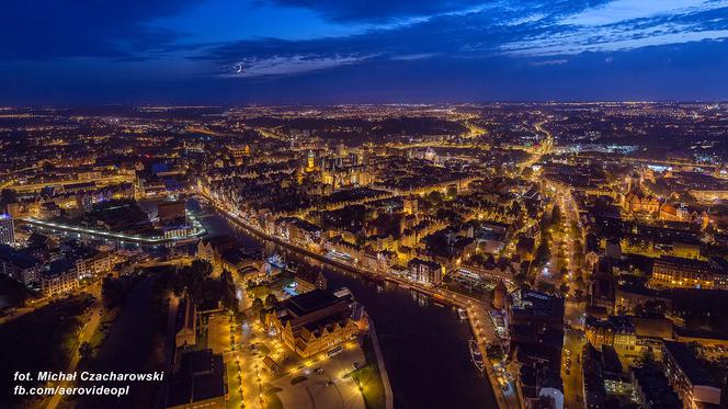 Nocny Gdańsk z lotu ptaka.