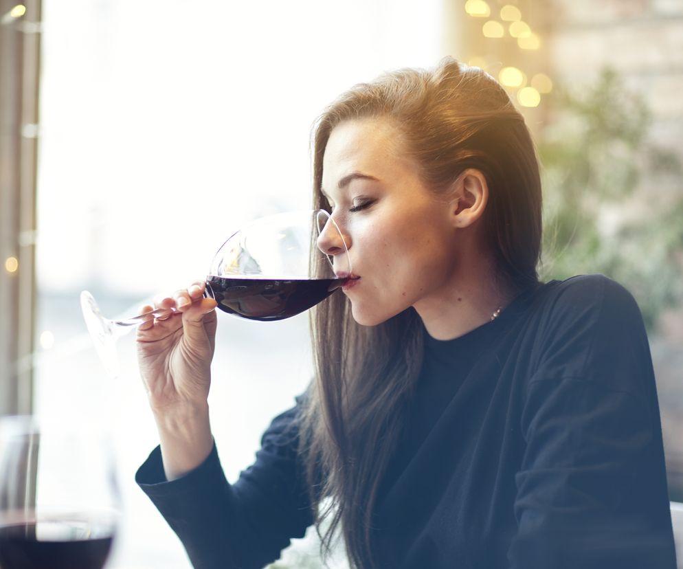 Jaki wpływ ma alkohol na skórę, włosy i paznokcie?