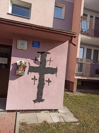 Zniszczone ściany bloków GSM w Nowym Sączu