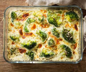 Wyśmienite zapiekane brokuły z tymi dodatkami to mój patent na wege obiad. To danie smakuje całej rodzinie 