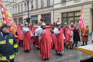 Kolorowy Orszak Trzech Króli w Łodzi. W centrum miasta pojawiło się mnóstwo osób [ZDJĘCIA]