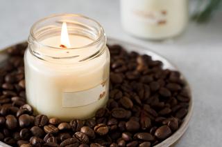 Nie wyrzucaj fusów po kawie. Zrób z nich zapachową świeczkę - i to w pół godziny