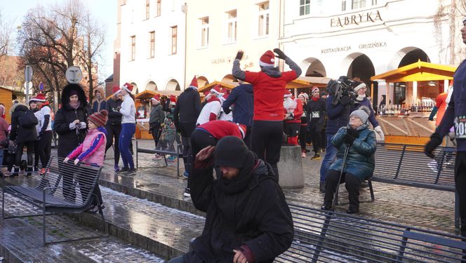 Bieg Mikołajów w Olsztynie. Około 400 osób pobiegło w charytatywnym celu [ZDJĘCIA]