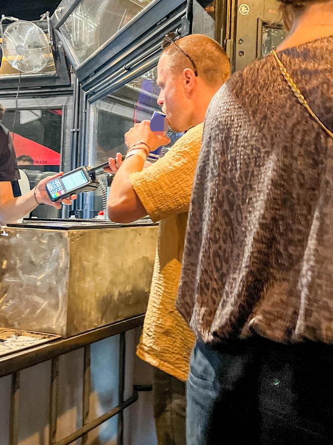 Hakiel bawi się, a nie pije