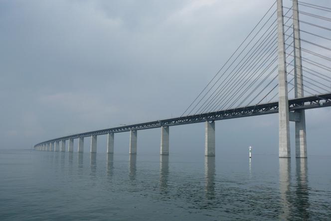 Most Oresund, z prawej srodkowe przeslo podwieszone 70 m nad torem wodnym - fot. W. Seidler