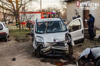 Wypadek w Nowej Wsi Ełckiej. Auto staranowało prywatną posesję