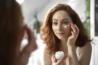 Kosztuje tylko 16 zł a działa cuda. Usuwa zmarszczki, reguluje sebum i zwalcza trądzik