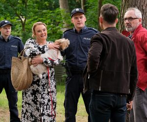 M jak miłość odc. 1823. Kamil (Marcin Bosak), Adam Werner (Jacek Kopczyński), kobieta (Joanna Jędrejek), policjant (Sebastian Figat)