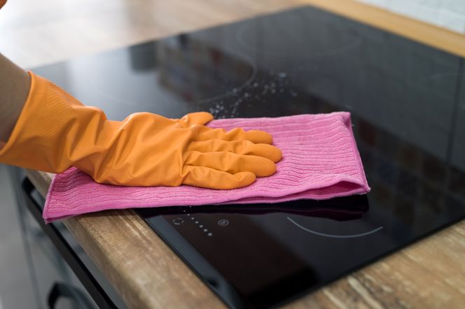 Weź z łazienki i wetrzyj w porysowaną płytę indukcyjną. Wygładzi wgłębienia, a płyta będzie lśnić jak nowa. Sposób na porysowaną płytę indukcyjną