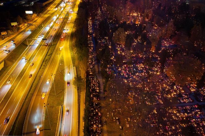 Tysiące zniczy rozświetliło polskie cmentarze. Niezwykły widok po zmroku