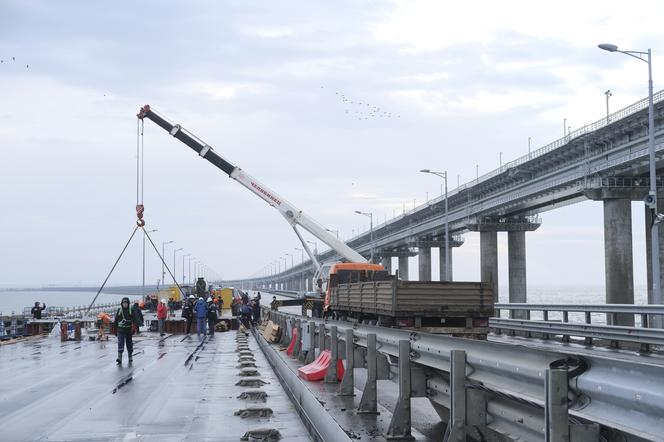 Putin wizytował most krymski? "Nie ma takich jaj, wysłał sobowtóra". Są dowody!
