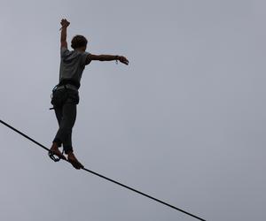   Urban Highline Festival 2023 w Lublinie. Slacklinerzy robią cuda na linach!