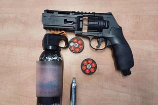 Tarnów. Policjanci zatrzymali grupę pseudokibiców. Mieli przy sobie maczety i pistolety