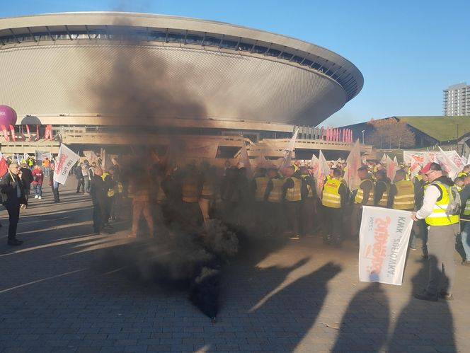 Protest w Katowicach. Tysiące związkowców na ulicach. Padły mocne słowa o „zbrodniczej ideologii”