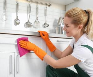 Wlewam do buteleczki i czyszczę szafki kuchenne. Domowy płyn wyżera tłucz i nie śmierdzi octem. Ten środek kosztuje grosze, a czyści lepiej niż sklepowy